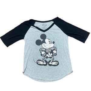 🌟 Raglan Mickey Mouse shirt sz L 🌟